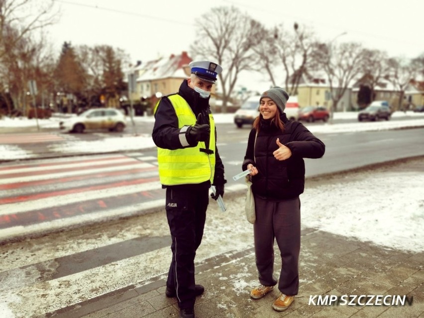 Kolejna akcja profilaktyczna szczecińskiej policji! Tym razem rozdawali pieszym odblaski