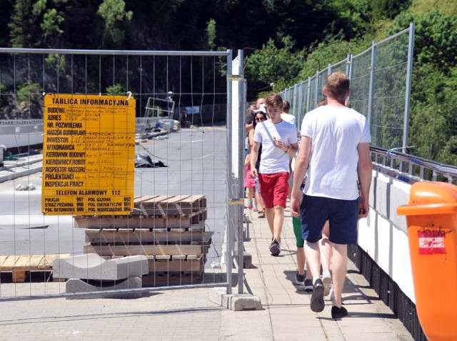 Modernizacja zapory w Solinie polega na uszczelnieniu dylatacji, a więc miniprzerw pomiędzy segmentami tworzącymi zaporę a także na uszczelnieniu korony zapory. Prace potrwają do czerwca przyszłego roku. 

Zobacz też: Wielkie sprzątanie nad Soliną w Bieszczadach
