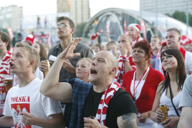 Euro 2012 - Strefa Kibica w Katowicach. Tak bawiliśmy się pod Spodkiem podczas meczu Polska - Grecja osiem lat temu.  

Zobacz kolejne zdjęcia. Przesuwaj zdjęcia w prawo - naciśnij strzałkę lub przycisk NASTĘPNE