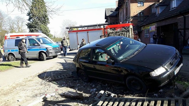 Do nietypowego zdarzenia doszło w sobotę około godz. 16.30 przy ul. Dworcowej w Skwierzynie. Miejscowi strażacy-ochotnicy zostali wezwani do wypadku drogowego. Przyjechali tam także strażacy zawodowi z Międzyrzecza i policjanci. Na miejscu okazało się, że kobieta kierująca osobowym audi wyjeżdżając z posesji na wstecznym biegu pomyliła pedał gazu z hamulcem. Uderzyła samochodem w płot.