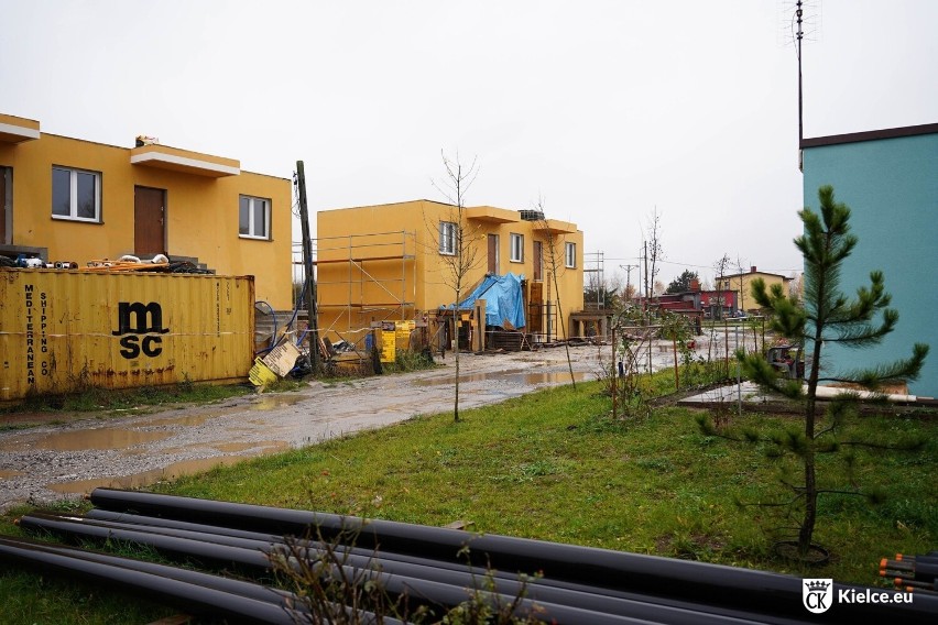 Miasto buduje kolorowe domki dla ubogich kielczan. To ostatni etap osiedla