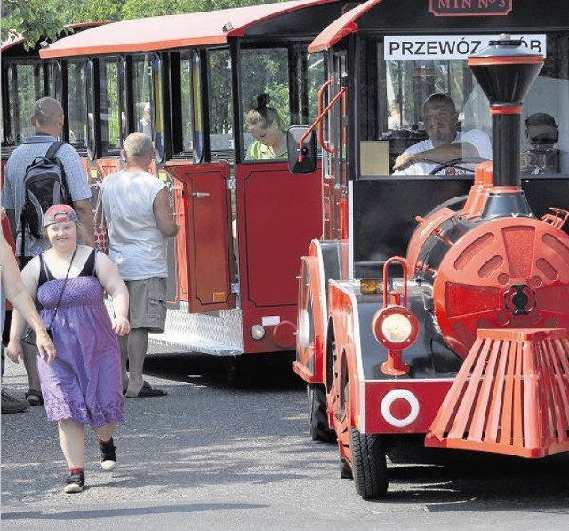 Kolejka kołowa, którą można podróżować po Leśnym Parku Kultury i ...