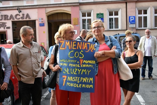 Protest przed Sądem Okręgowym w Legnicy.
