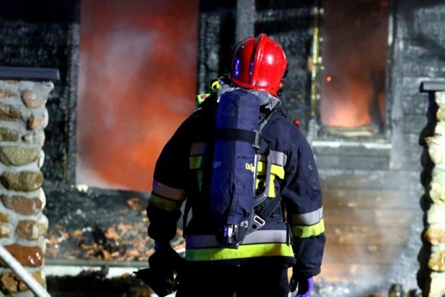 Duży pożar dachu budynku mieszkalnego we Wtelnie. Ewakuowanych dziewięć osób, dwie zostały poszkodowane.