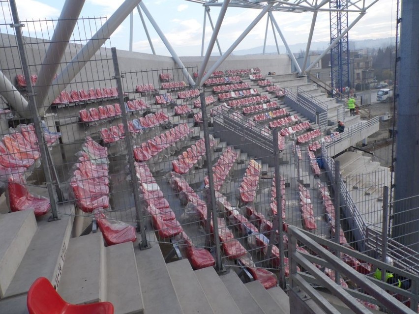 Stadion w Bielsku-Białej. Przybywa krzesełek na trybunach [ZDJĘCIA]