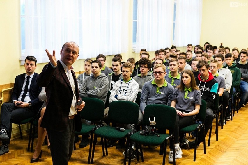 Strajk nauczycieli w Szczecinie. Prezydent poprowadził lekcję w szczecińskiej szkole [ZDJĘCIA]