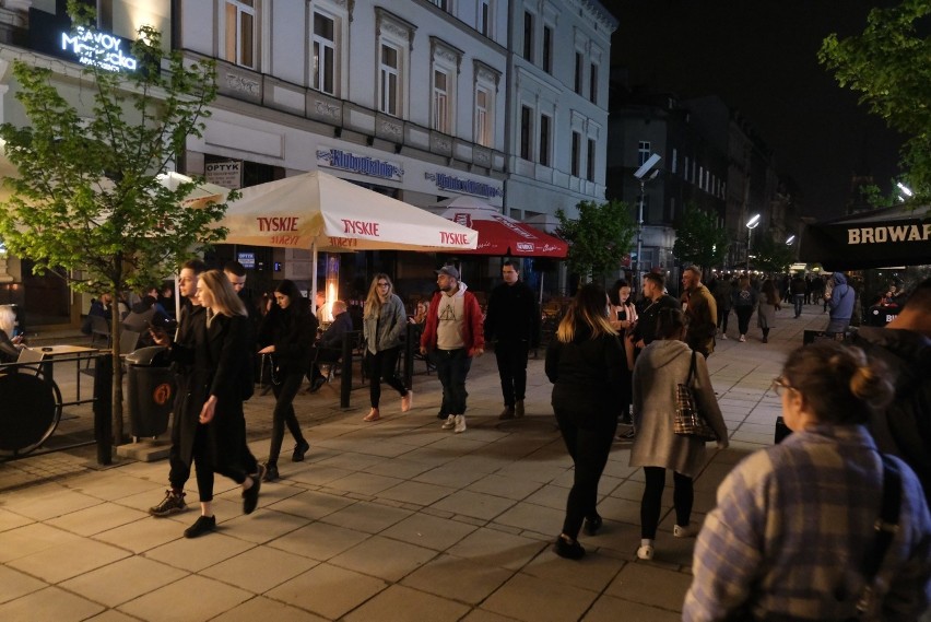 Katowice. Ogródki gastronomiczne znów otwarte. Na Mariackiej...