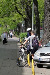 Jazda rowerem po chodniku? Policja radzi rowerzystom [PRZEGLĄD]