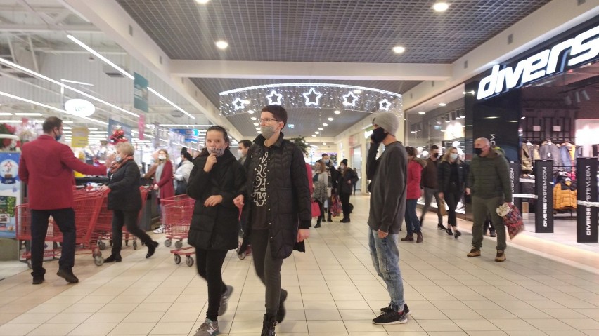 Gniezno: świątecznej zakupy w Gnieźnie (12.12.2020)