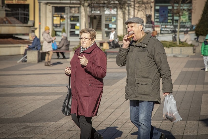 W Rybniku tłumy stoją w kolejce po pączki.