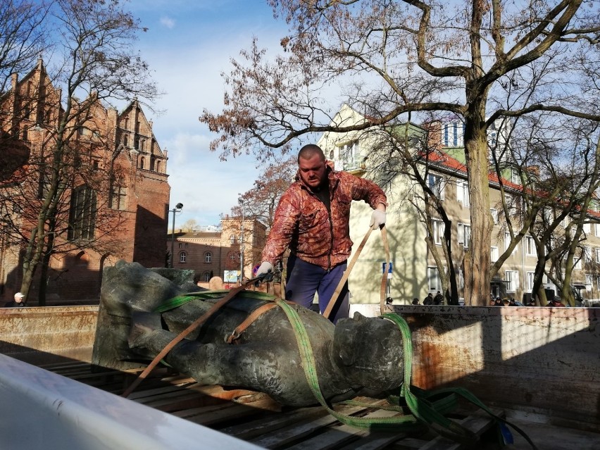 Pomnik ks. Jankowskiego został ostatecznie zdemontowany w piątek 8 marca 2019 roku [zdjęcia]