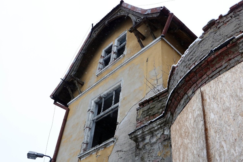 Kiedyś piękna, a dziś zrujnowana kamienica w centrum...