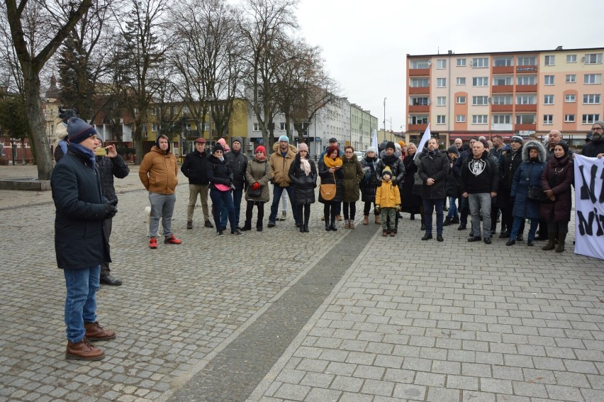 Lębork. Na placu Pokoju protestowali przeciw przymusowi szczepień i dyskryminacji sanitarnej