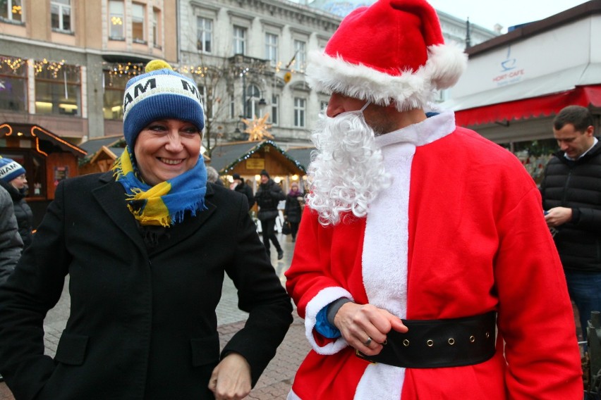 Zupa dla potrzebujących na Pasażu Schillera. Łódzkie firmy pomagają biednym [ZDJĘCIA]