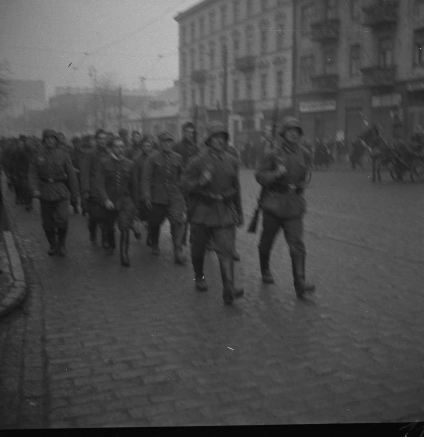 Żołnierze niemieccy eskortują jeńców na Wolskiej