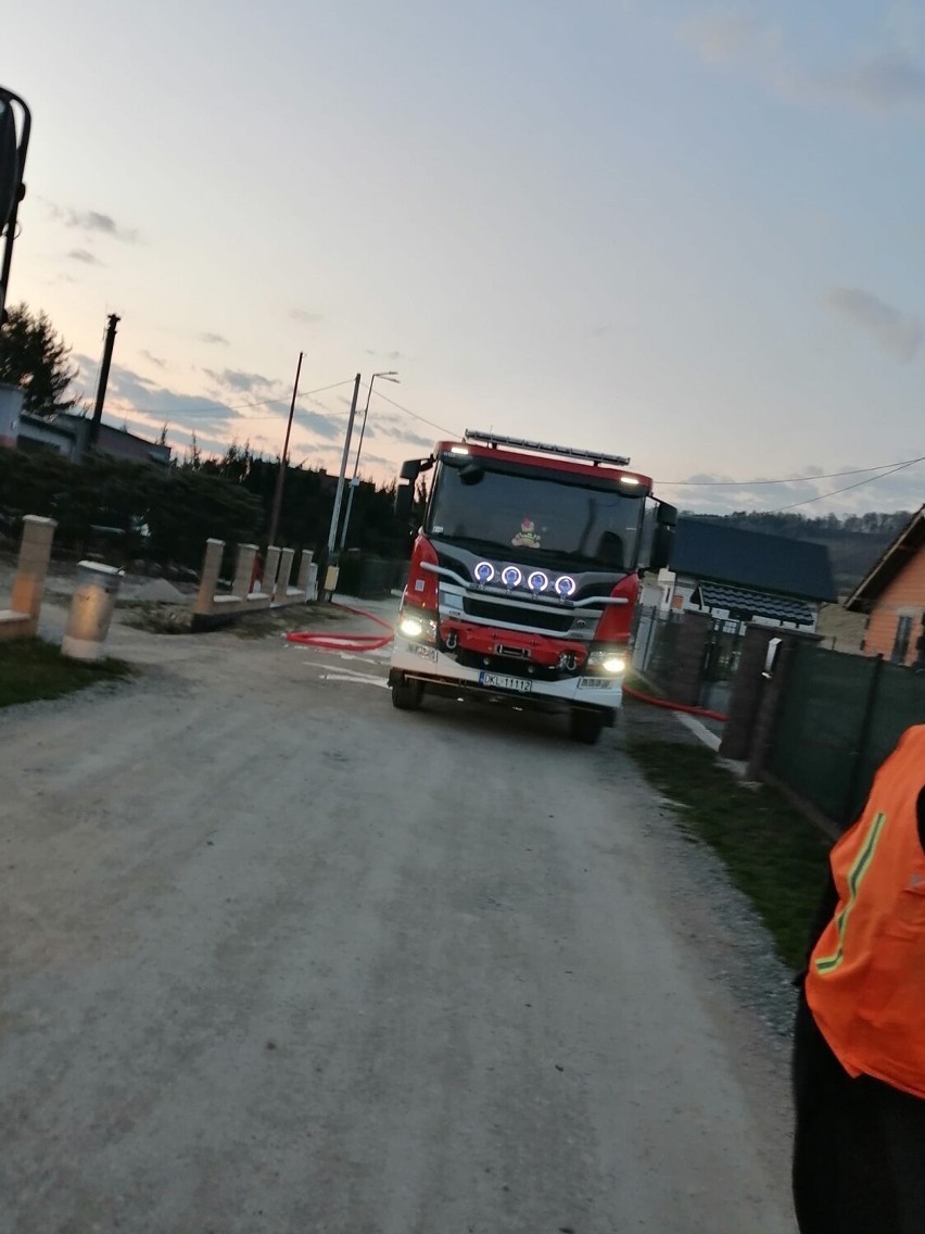 Pożar garażu w Kudowie-Zdroju. Samochód spłonął doszczętnie