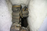 W piwnicy domu w Dąbrówce powstało zapadlisko. Dziura głęboka na 15 metrów ZDJĘCIA