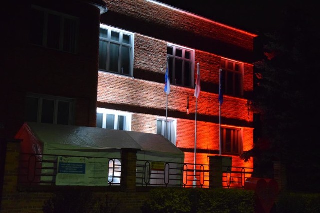 Zduńska Wola. Samorządy uczciły 2  maja poddświetlając budynki na biało-czerwono