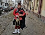 Jedyny taki student w Polsce! W Kielcach studiuje grę na...dudach szkockich. Robi też furorę na ulicach Kielc (WIDEO, ZDJĘCIA) 