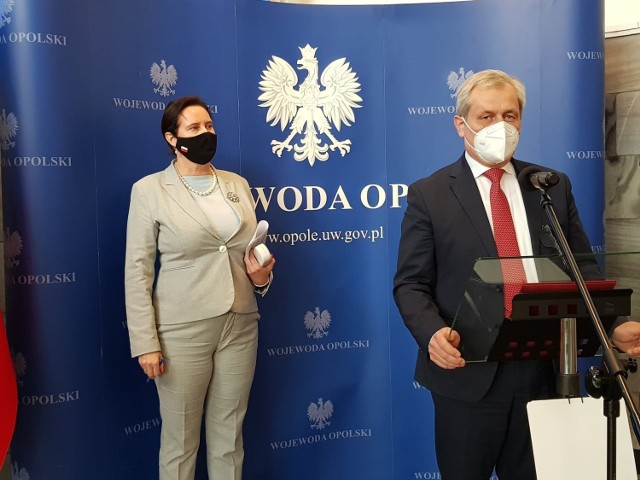 Sławomir Kłosowski na sobotniej konferencji prasowej, mówił o tym, jakie - pod względem epidemicznym - mogą być kolejne dni w regionie. W ocenie sytuacji ma pomóc model, stworzony przez naukowców.