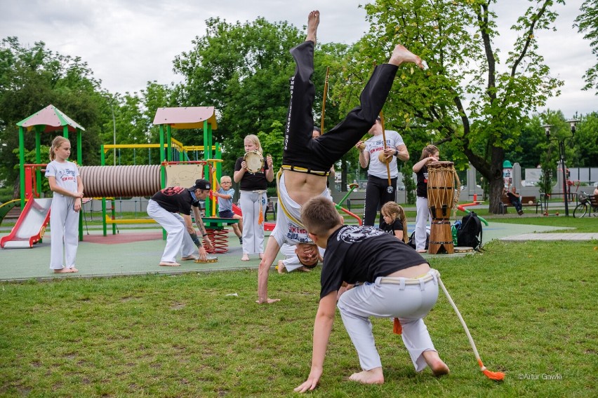 Pokazowy trening Capoeira w Parku Strzeleckim