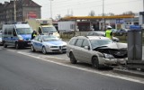 Wypadek na ul. Gdańskiej. Ford uderzył w barierkę