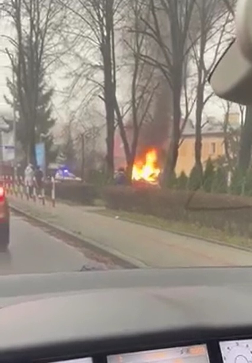 Tarnów. Akcja gaśnicza przy ulicy Gumniskiej. Samochód błyskawicznie stanął w płomieniach. Ogień opanowali dopiero strażacy