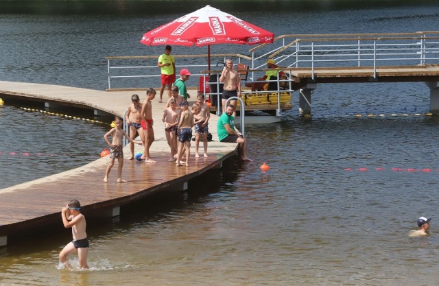 Po dwóch latach mieszkańcy znów mogą wypoczywać nad zalewem na Borkach. Przeszedł on gruntowną przebudowę. Niecka została oczyszczona, przebudowano stawy, śluzy. Zastosowane rozwiązania techniczne mają zapewnić dobrą jakość wody. Co istotne zamontowane urządzenia elektryczne będą zasilane energią z odnawialnych źródeł. Powstała elektrownia wiatrowa. Wybudowane zostały nowe pomosty. Jest fontanna, pływające wyspy. zamontowano też tak zwane napowietrzacze, to ma sprawić, że woda będzie czystsza i nie będą kwitły sinice. 

Zobacz zdjęcia na kolejnych slajdach.
Używaj gestów i strzałek.