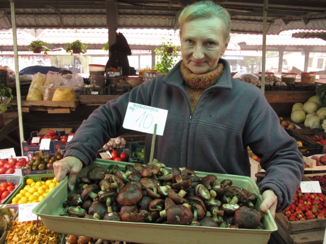 Pani Beata od 30 lat handluje na Zielonym Rynku owocami, warzywami, a jesienią też grzybami.