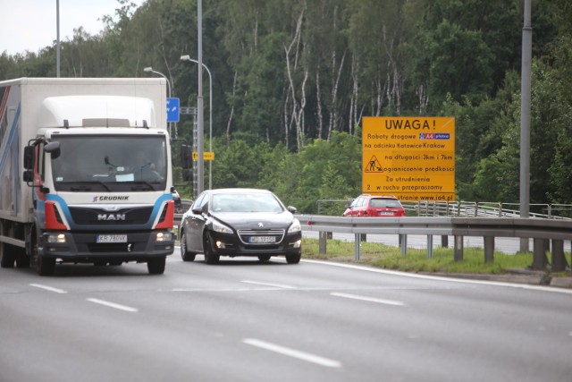 Przy DK86 znajdują się tablice informujące o tym, że rozpoczyna się remont na autostradzie A4