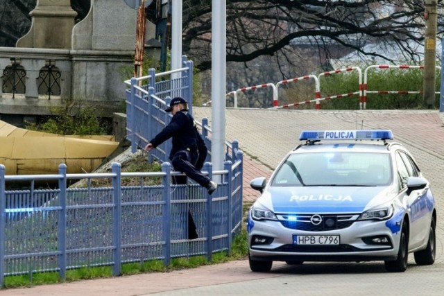 W sobotę wieczorem mężczyzna skoczył z mostów Chrobrego do kanału żeglugowego rzeki Odry. Uratowali go policjanci. 
Zdjęcie ilustracyjne