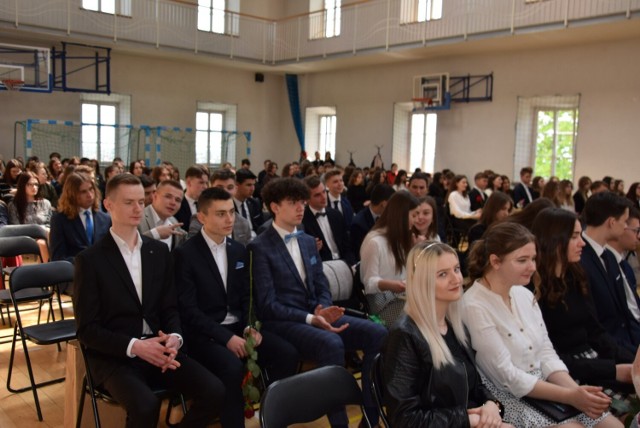 Pożegnanie maturzystów w Collegium Gostomianum w   Sandomierzu. Uczniowie odebrali świadectwa i nagrody.