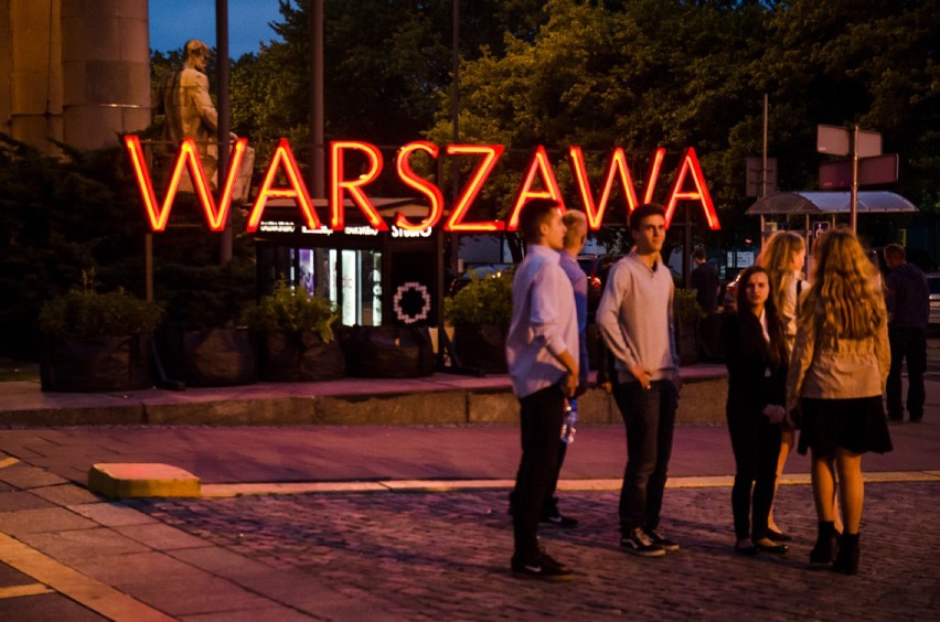 Neon "Warszawa" powrócił. Teraz rozświetla otoczenie na...
