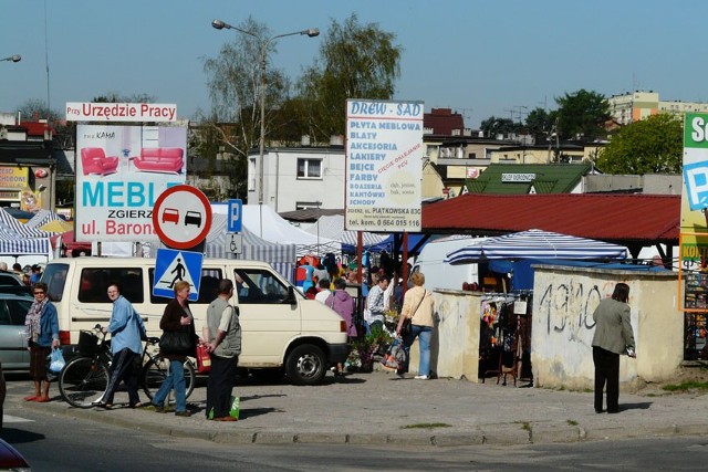 Zgierski rynek przy ul. Aleksandrowskiej rano tętni życiem. Po południu pozostaje tam pusty zaśmiecony plac, na którym zbiera się podejrzane towarzystwo.