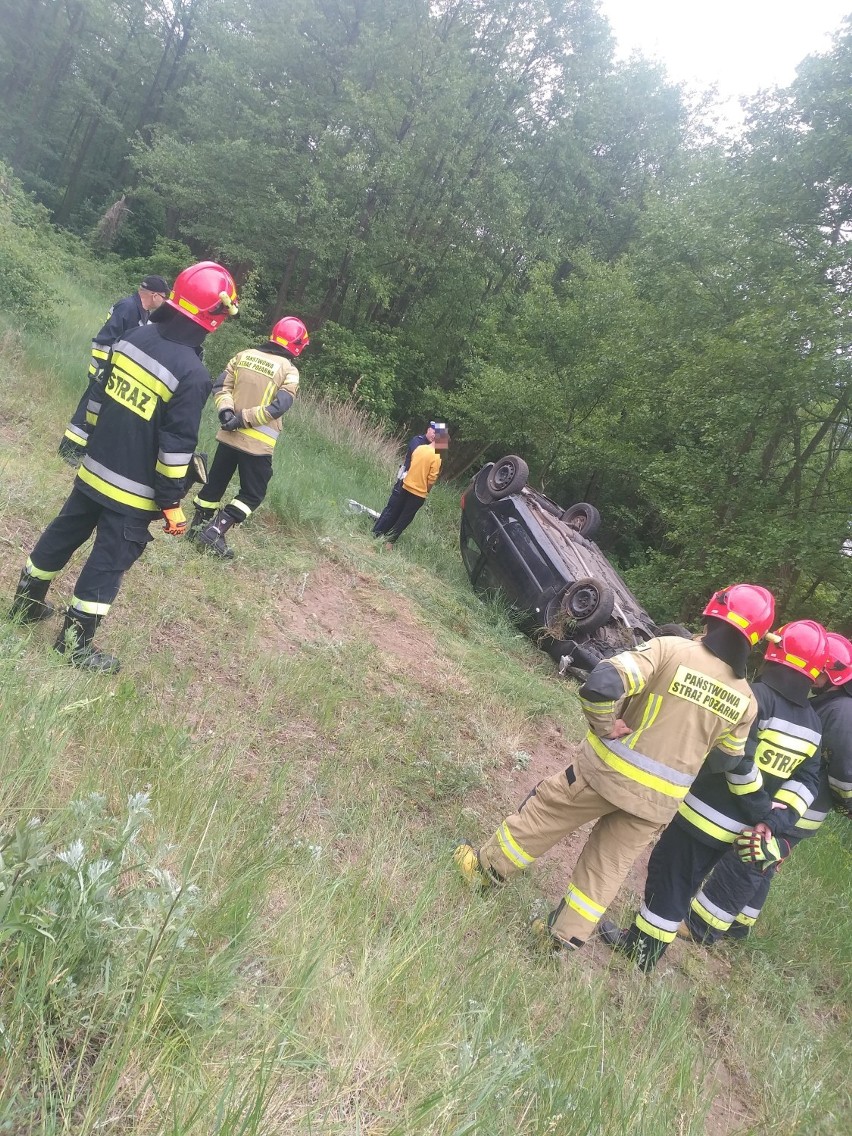 Dachowanie osobowego peugeota w regionie [zdjęcia]