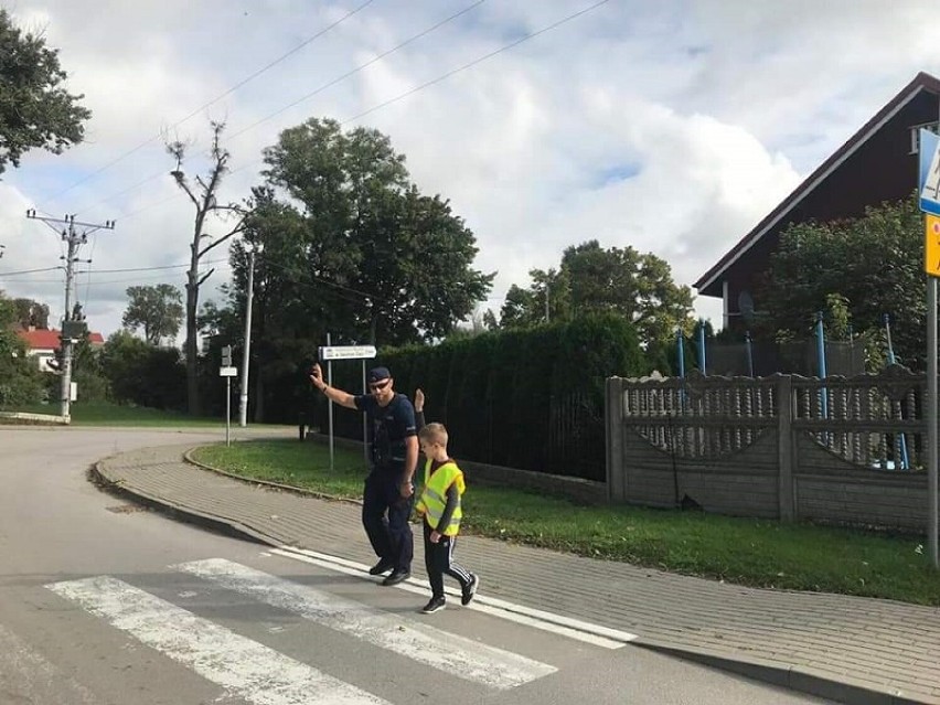 Policjant pokazywał uczniom szkoły w Bągarcie, jak bezpiecznie zachowywać się na drodze