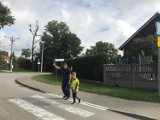 Policjant pokazywał uczniom szkoły w Bągarcie, jak bezpiecznie zachowywać się na drodze