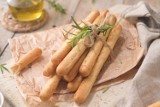 Włoskie paluszki chlebowe grissini na przystawkę. Wypróbuj przepis do serów i wędlin. Idealna przekąska na imprezę