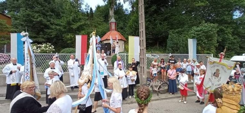 Pielgrzymowali do Swarzewa na rybacki odpust Matki Boskiej Szkaplerznej. Wśród wiernych byli m.in. parafianie z Chłapowa | ZDJĘCIA