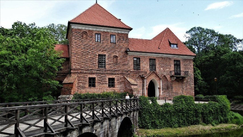 Zamek w Oporowie, mała późnogotycka rezydencja obronna...