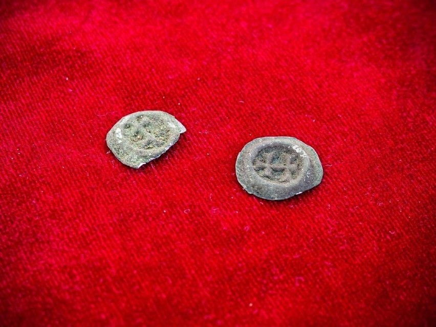 Członkowie grupy Weles odnaleźli srebrne monety z XV wieku