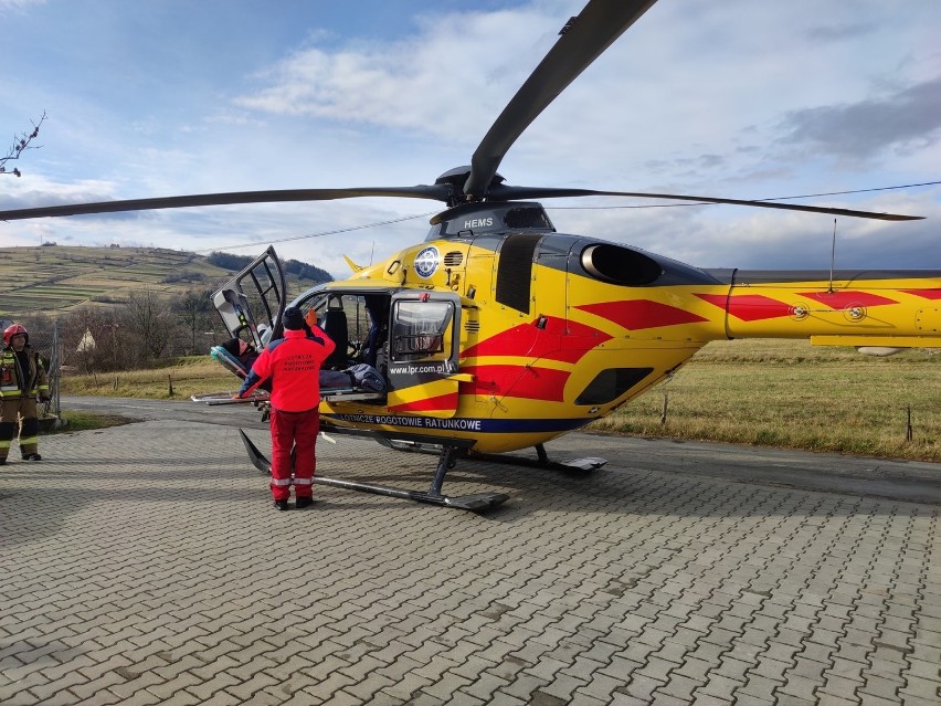 Siołkowa. Wypadek na przerwie w szkole podstawowej. Po rannego ucznia przyleciał helikopter [ZDJĘCIA]