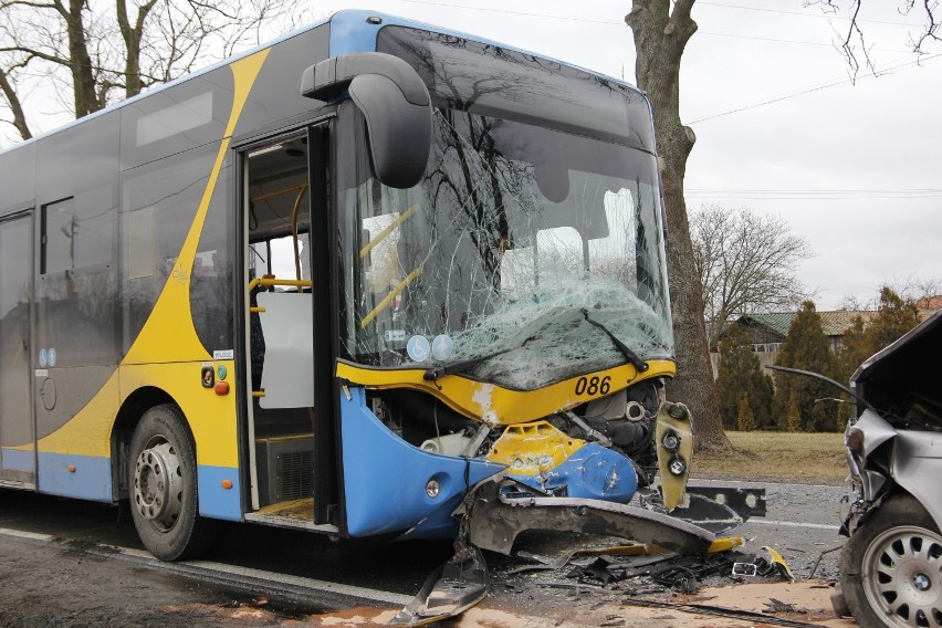 Czołowe zderzenie autobusu w Leszczynku