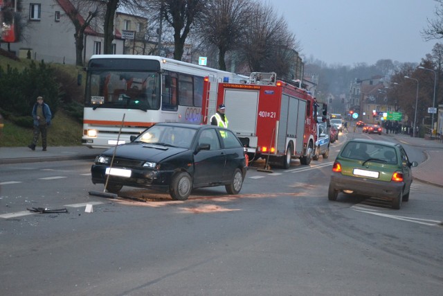 Do zdarzenia pojazdów doszło na skrzyżowaniu ulicy Sikorskiego z Mickiewicza.