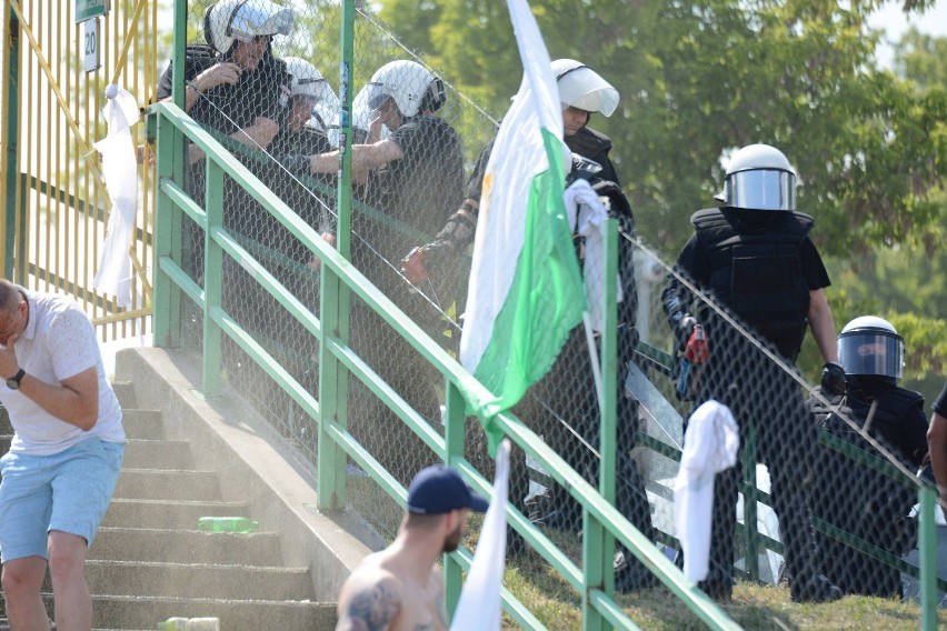 Kibice Olimpii starli się po meczu z ochroną. Na stadion weszła policja [zdjęcia]