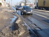 Dziurawe ulice w Radomiu po roztopach. Dużo błota, są też kałuże. Zobacz zdjęcia