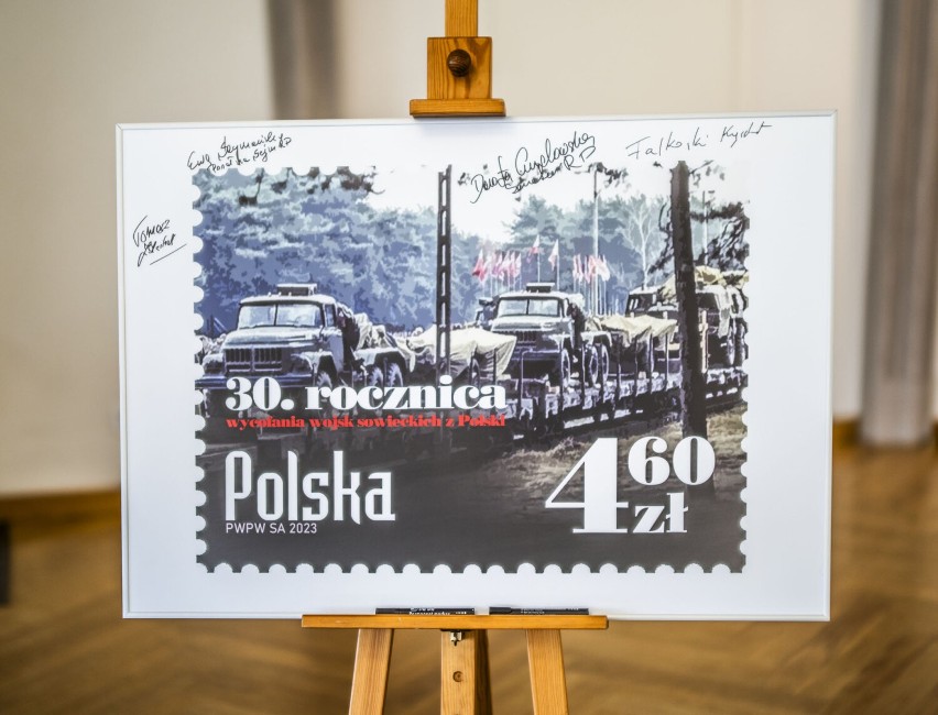 Za wzór znaczka posłużyło zdjęcie z 1991 z wyjazdu Rosjan z...