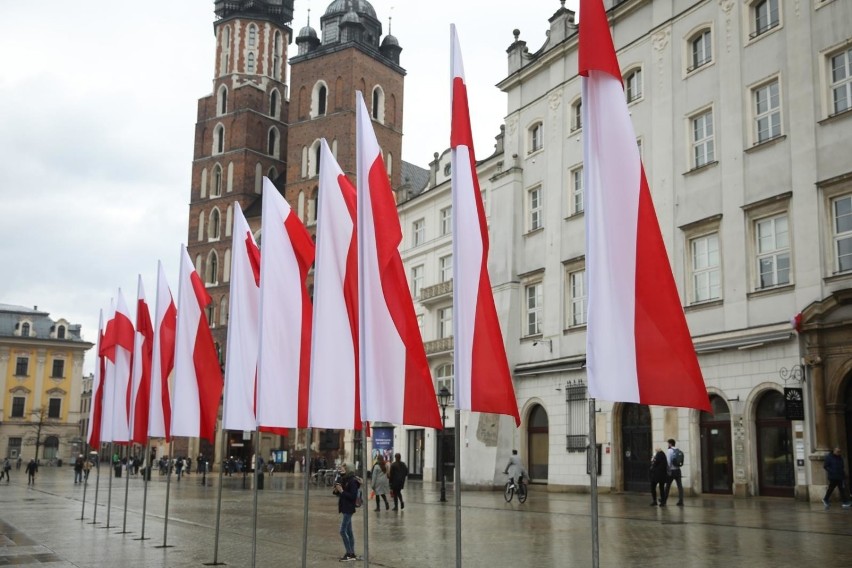 Kraków. Mieszkańcy pamiętali o Święcie Flagi. W drugi dzień majówki w mieście dominowały barwy biało-czerwone [ZDJĘCIA] 