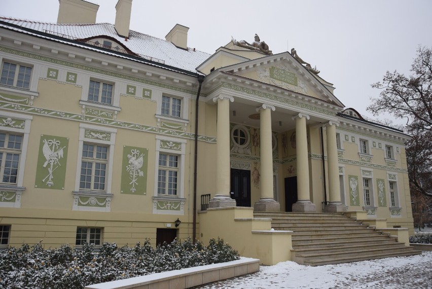 Pałac i park w Lewkowie w zimowej odsłonie prezentują się...