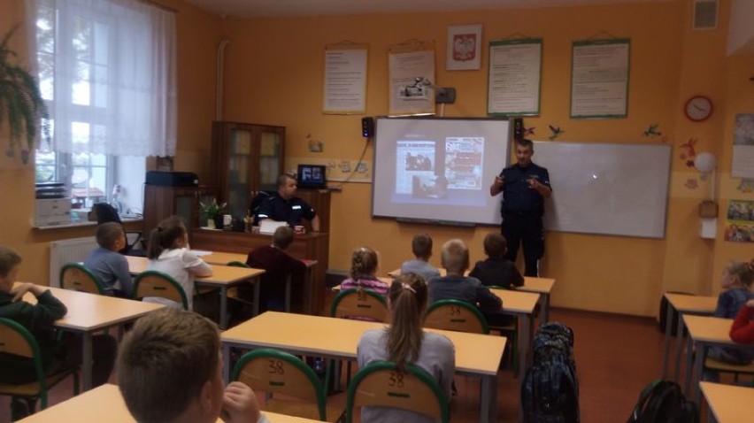 Policjanci w szkole w Dzierzgoniu